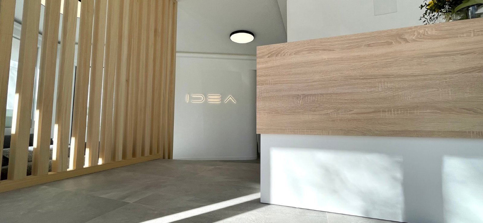 Entrada de la clínica IDEA con acabados en madera