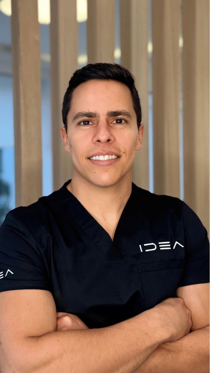 Dr. Eloy Bustamante, cirujano oral y maxilofacial especializado en implantología avanzada en Clínica Dental IDEA, Retiro Madrid