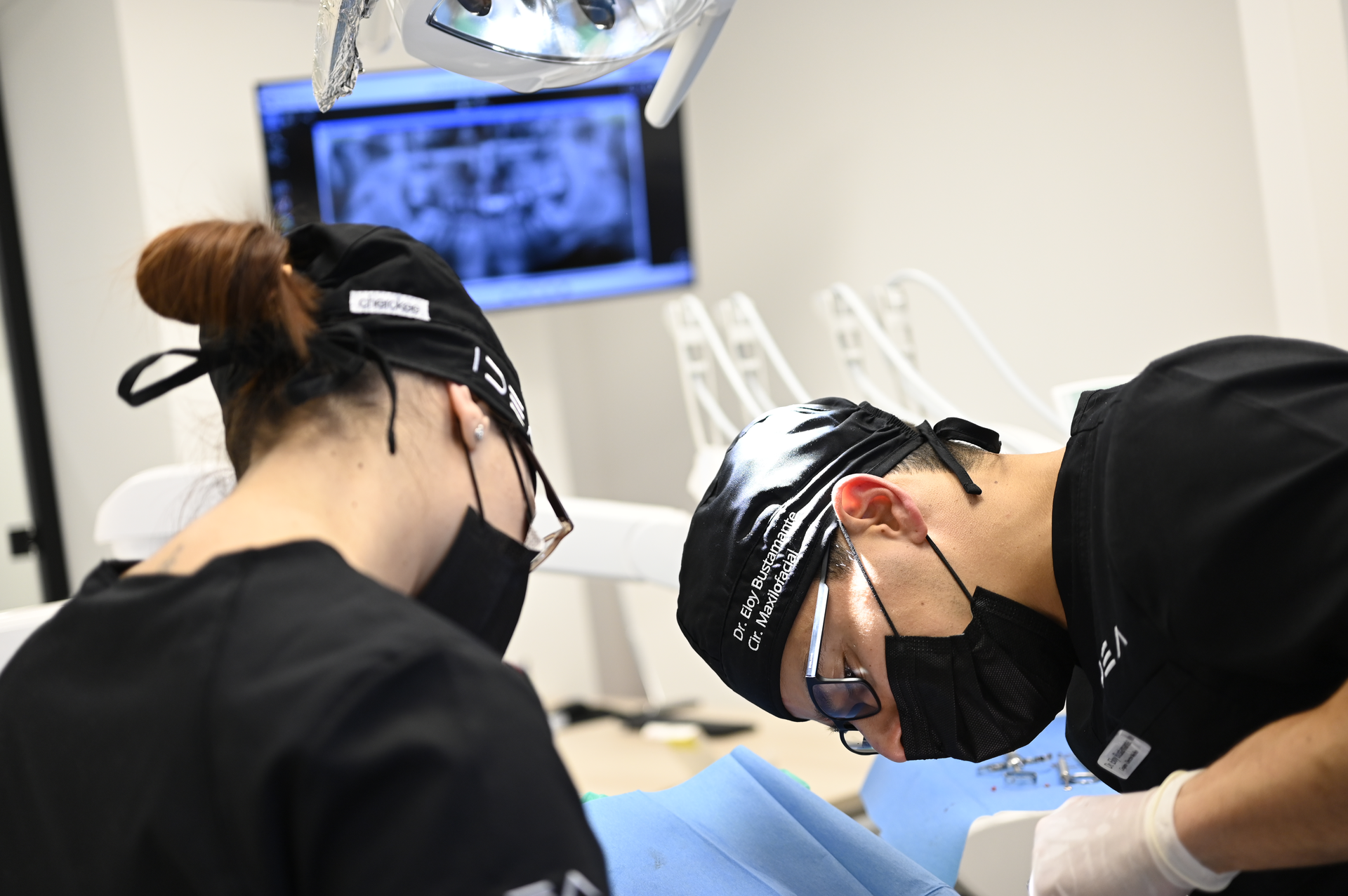 Implantes dentales con dientes fijos inmediatos en clínica dental en Retiro Madrid