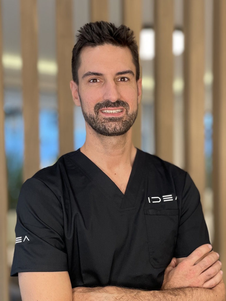 Retrato de Álvaro López-Ripa, fisioterapeuta en Clínica Dental IDEA especializado en tratamiento de ATM y disfunciones musculares.