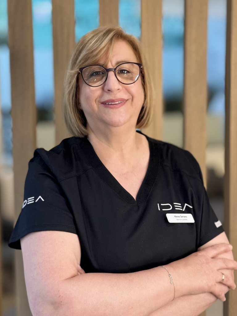 Retrato de Nieves Serrano, responsable de atención al paciente en Clínica Dental IDEA, clínica dental en Madrid especializada en tratamientos dentales.